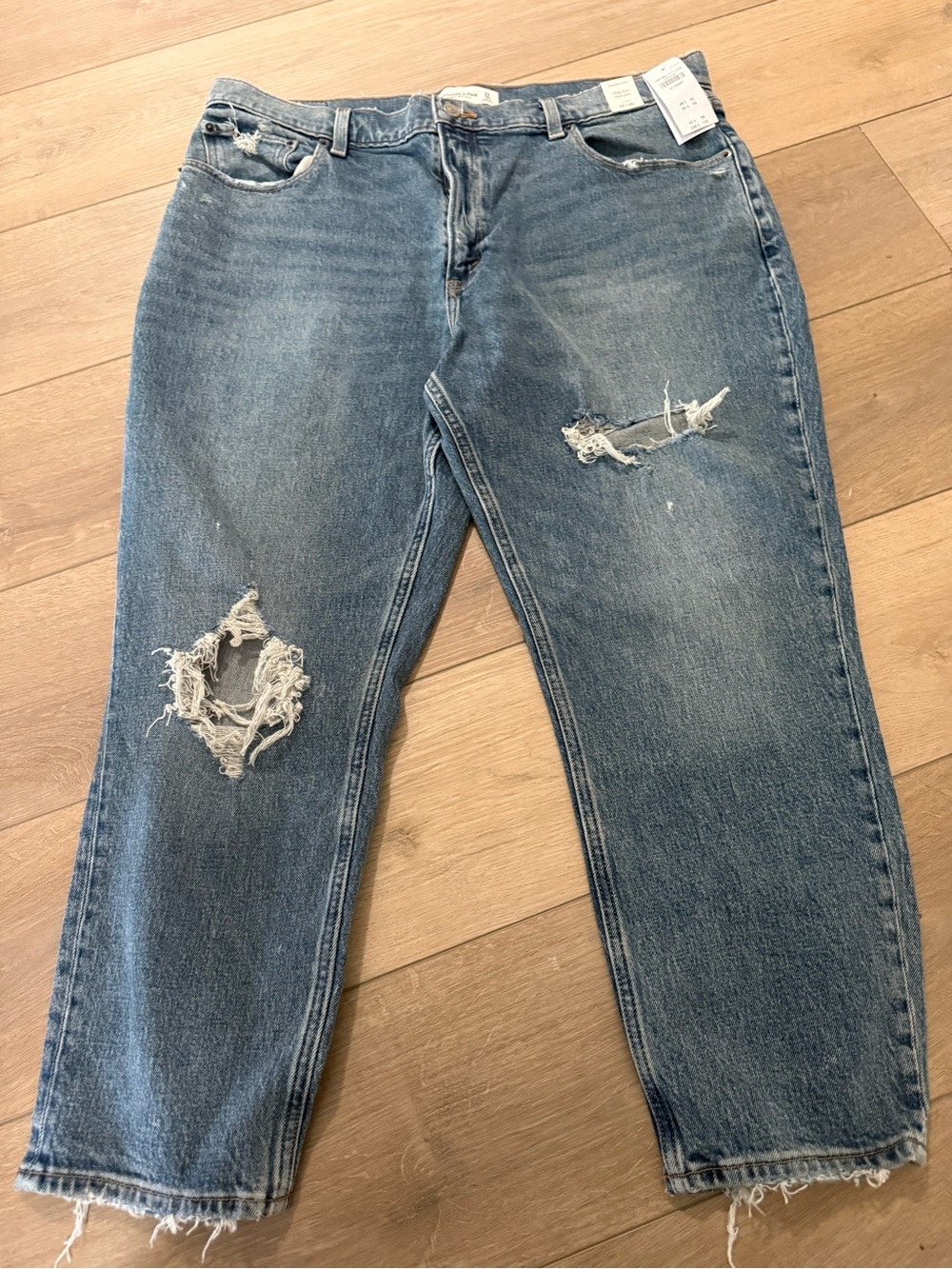 Abercrombie High Rise Mom Jean NWT Size 33 Short Distressed Medium Wash Ripped